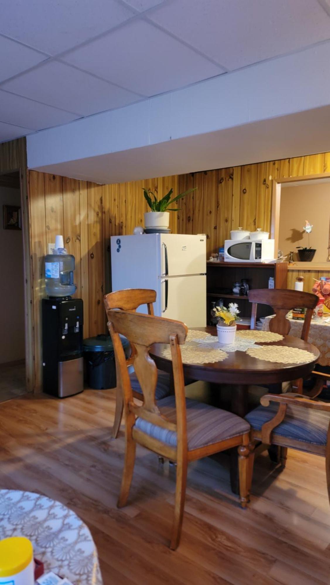 Charming - 2 Bedrooms Suite, 1 Full Bath & Family Room แคมลูปส์ ภายนอก รูปภาพ