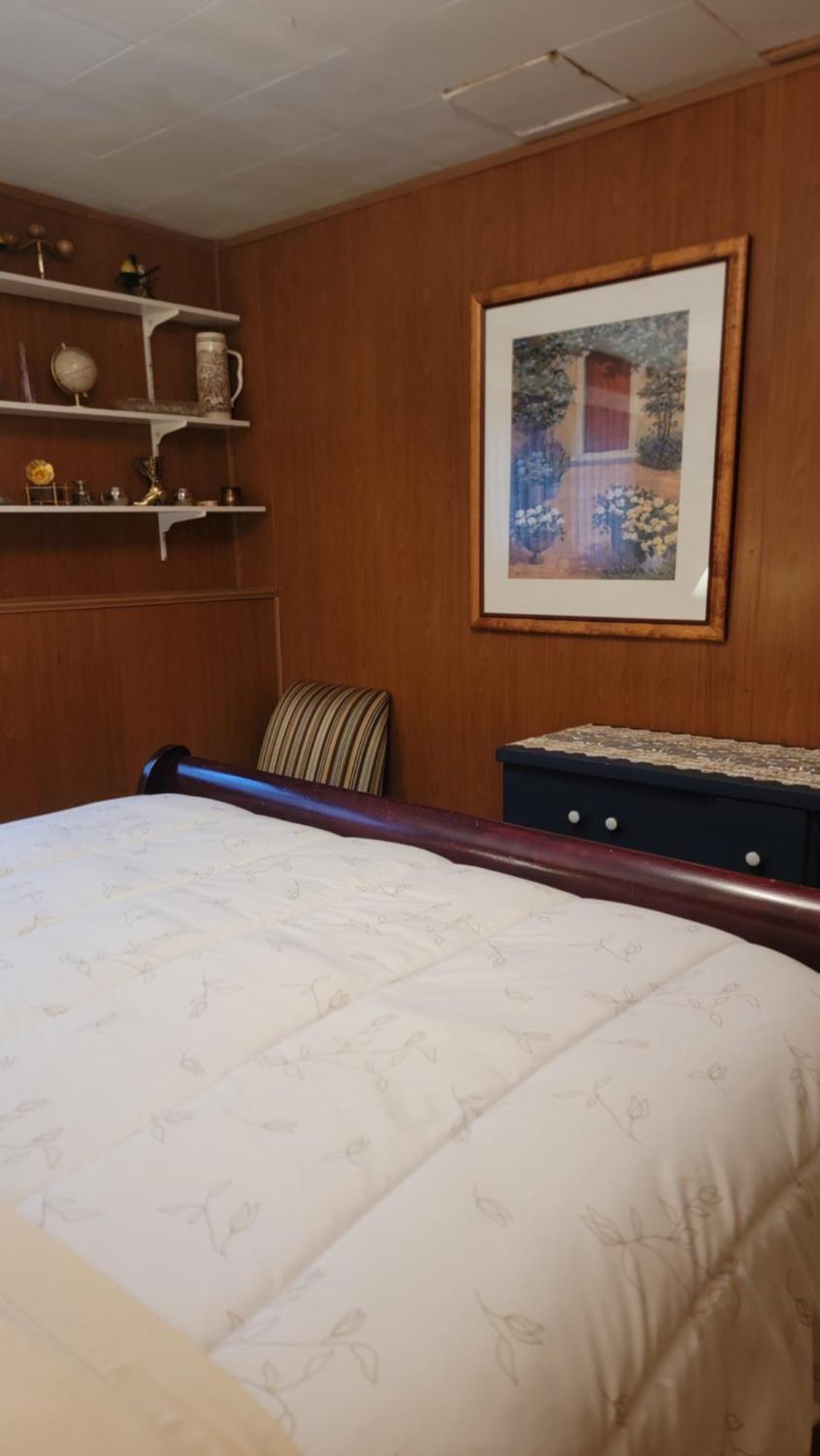 Charming - 2 Bedrooms Suite, 1 Full Bath & Family Room แคมลูปส์ ภายนอก รูปภาพ