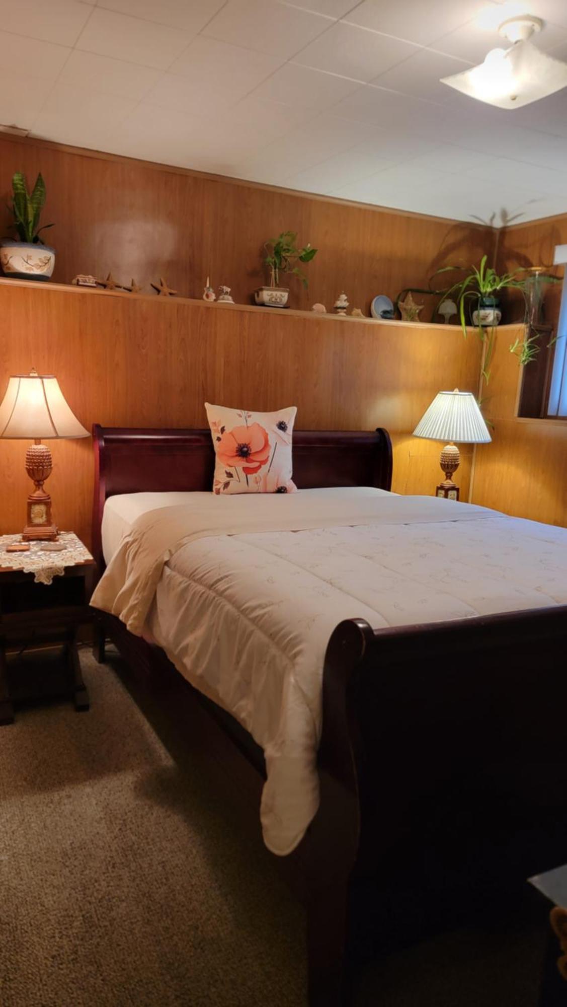 Charming - 2 Bedrooms Suite, 1 Full Bath & Family Room แคมลูปส์ ภายนอก รูปภาพ