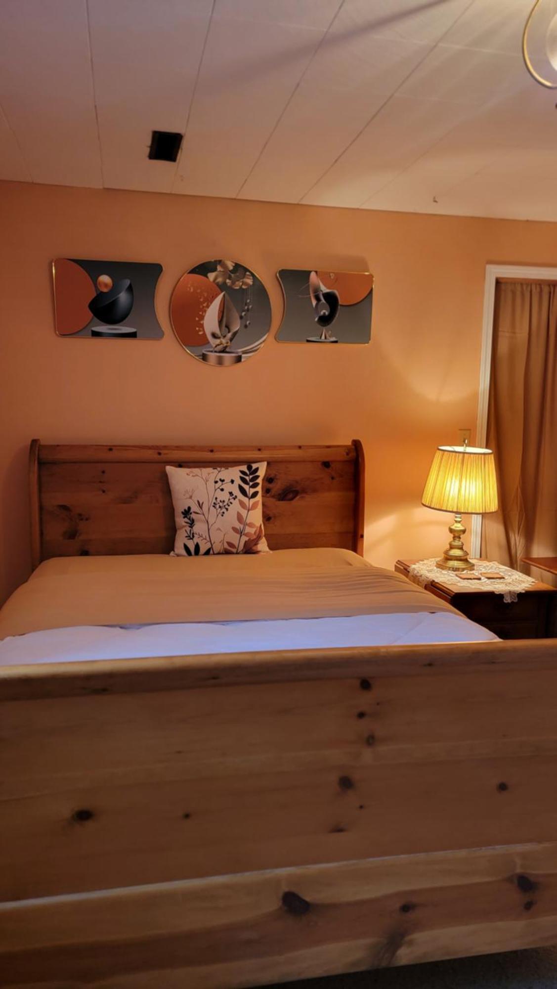 Charming - 2 Bedrooms Suite, 1 Full Bath & Family Room แคมลูปส์ ภายนอก รูปภาพ