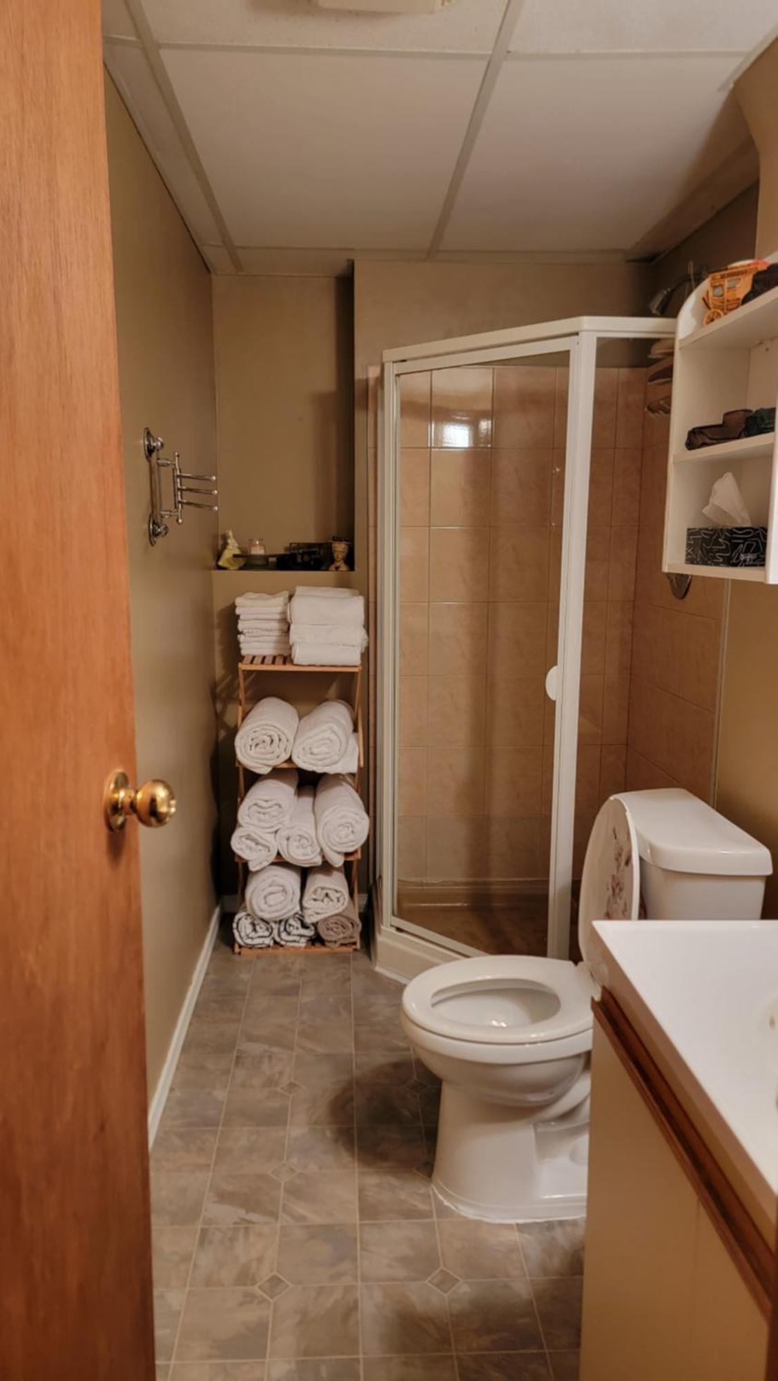Charming - 2 Bedrooms Suite, 1 Full Bath & Family Room แคมลูปส์ ภายนอก รูปภาพ