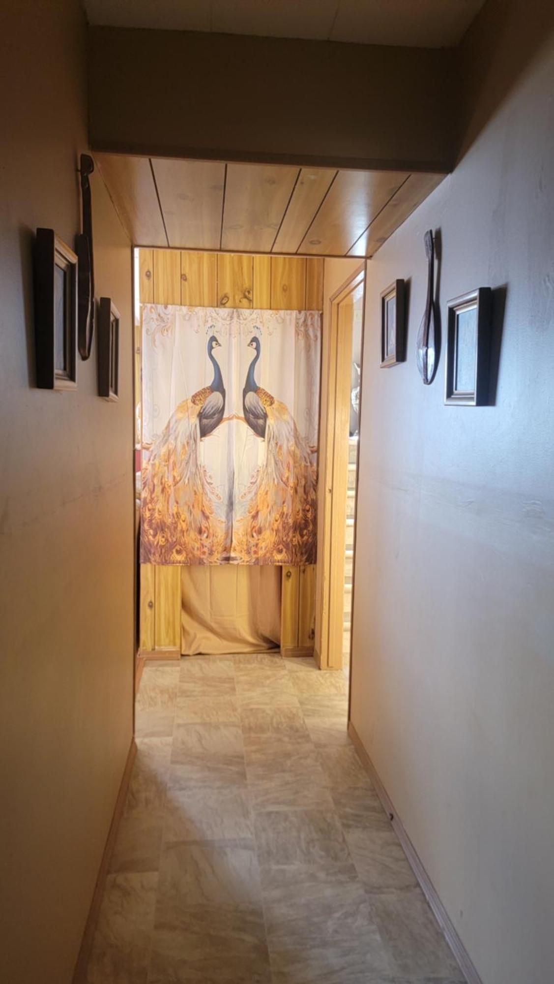 Charming - 2 Bedrooms Suite, 1 Full Bath & Family Room แคมลูปส์ ภายนอก รูปภาพ
