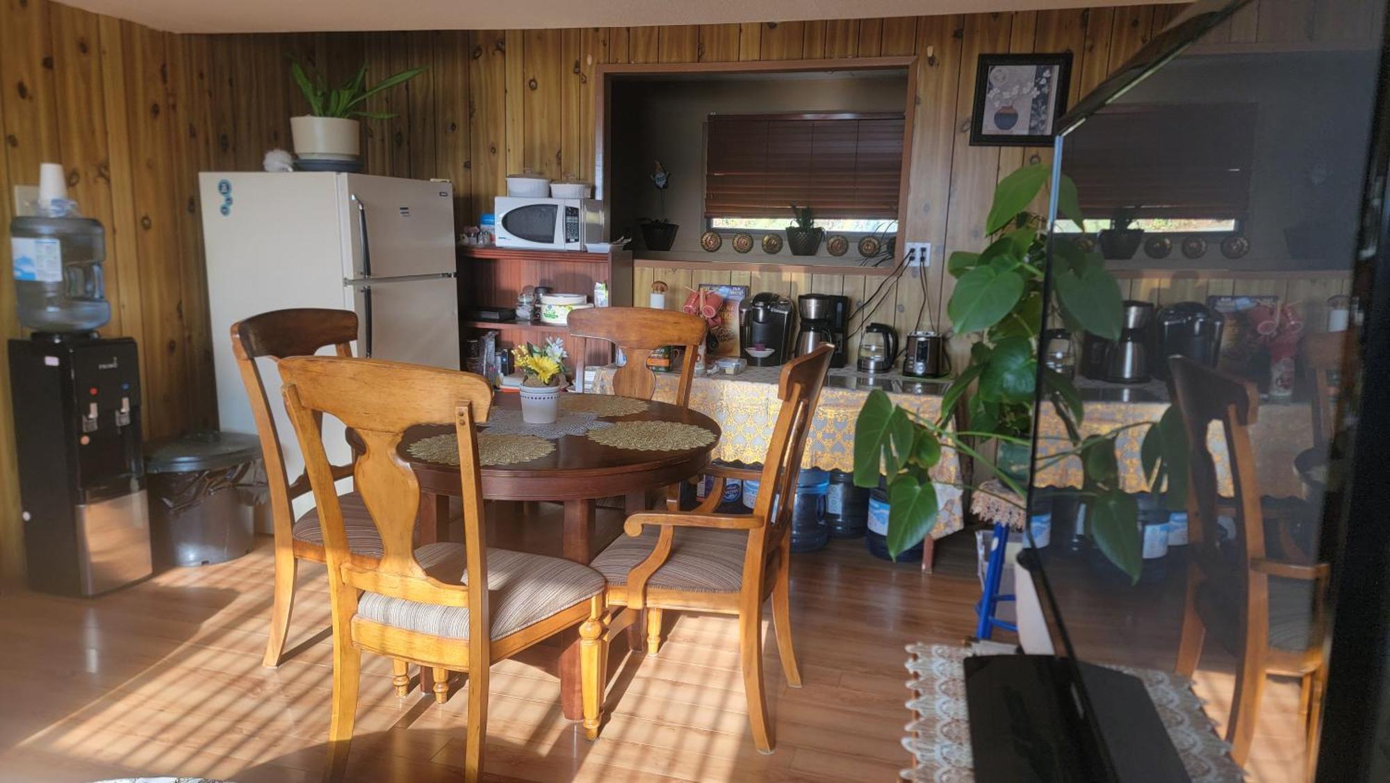 Charming - 2 Bedrooms Suite, 1 Full Bath & Family Room แคมลูปส์ ภายนอก รูปภาพ