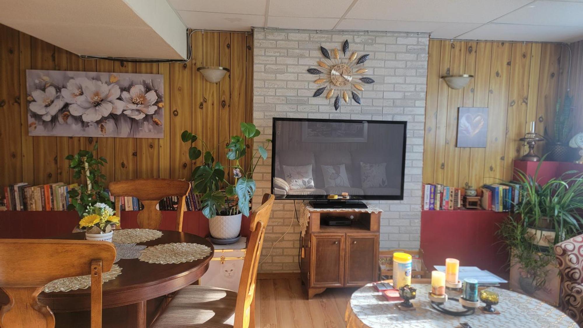 Charming - 2 Bedrooms Suite, 1 Full Bath & Family Room แคมลูปส์ ภายนอก รูปภาพ