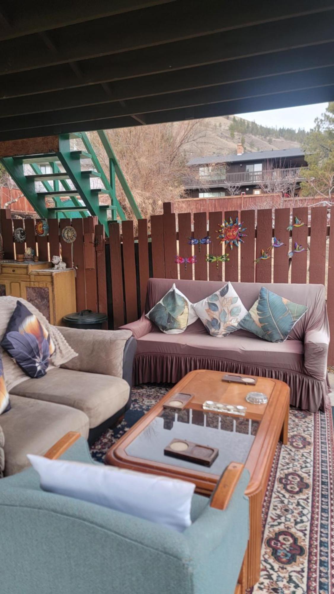 Charming - 2 Bedrooms Suite, 1 Full Bath & Family Room แคมลูปส์ ภายนอก รูปภาพ