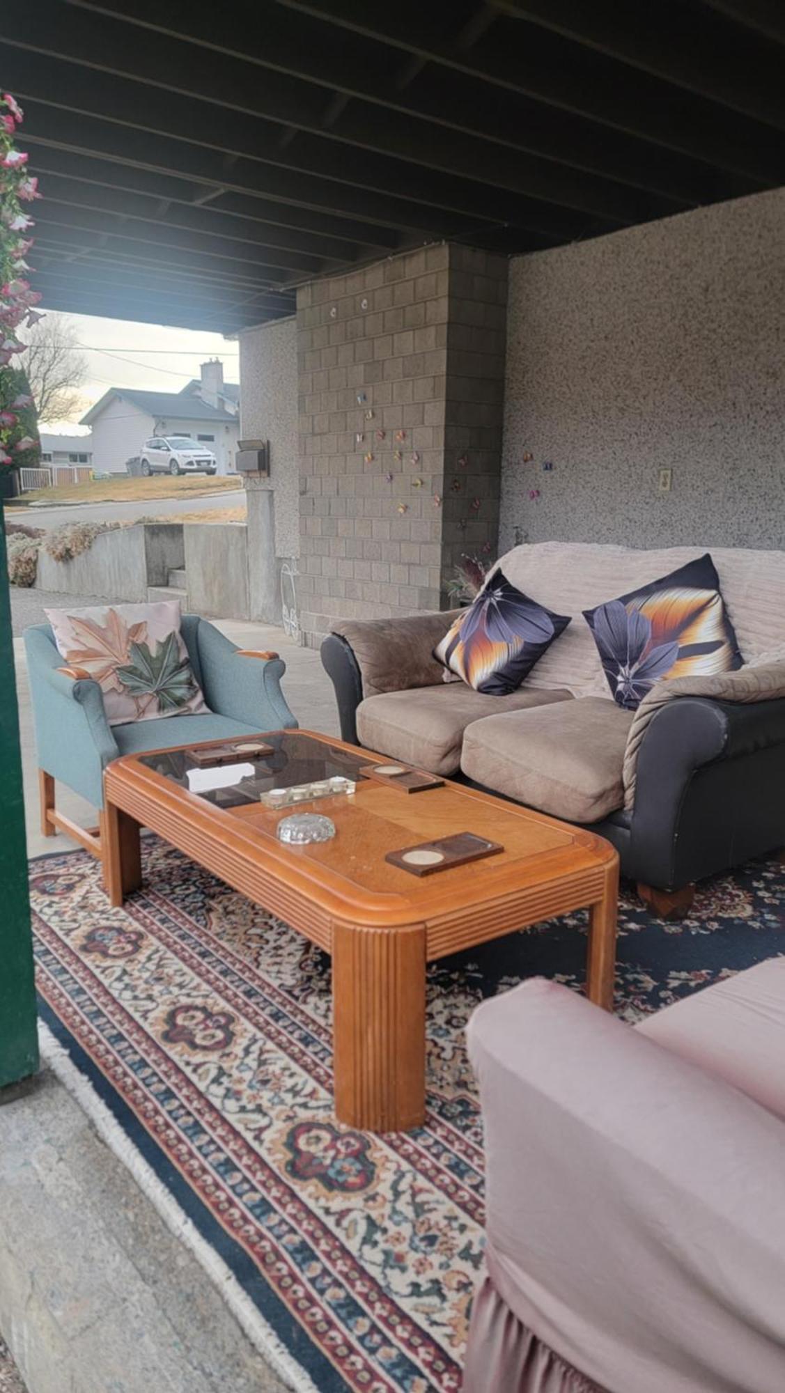 Charming - 2 Bedrooms Suite, 1 Full Bath & Family Room แคมลูปส์ ภายนอก รูปภาพ