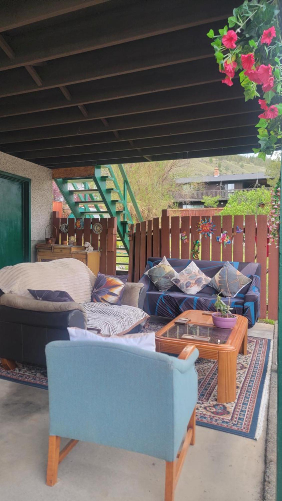 Charming - 2 Bedrooms Suite, 1 Full Bath & Family Room แคมลูปส์ ภายนอก รูปภาพ